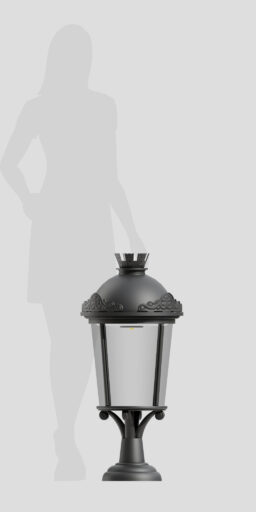 Gartenlaterne AM7 im Retro-Stil auf grauem Hintergrund, mit dekorativem Dach und transparenten Scheiben