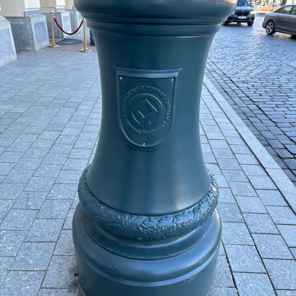 Litauen, Sockel des Mastes mit Wappen