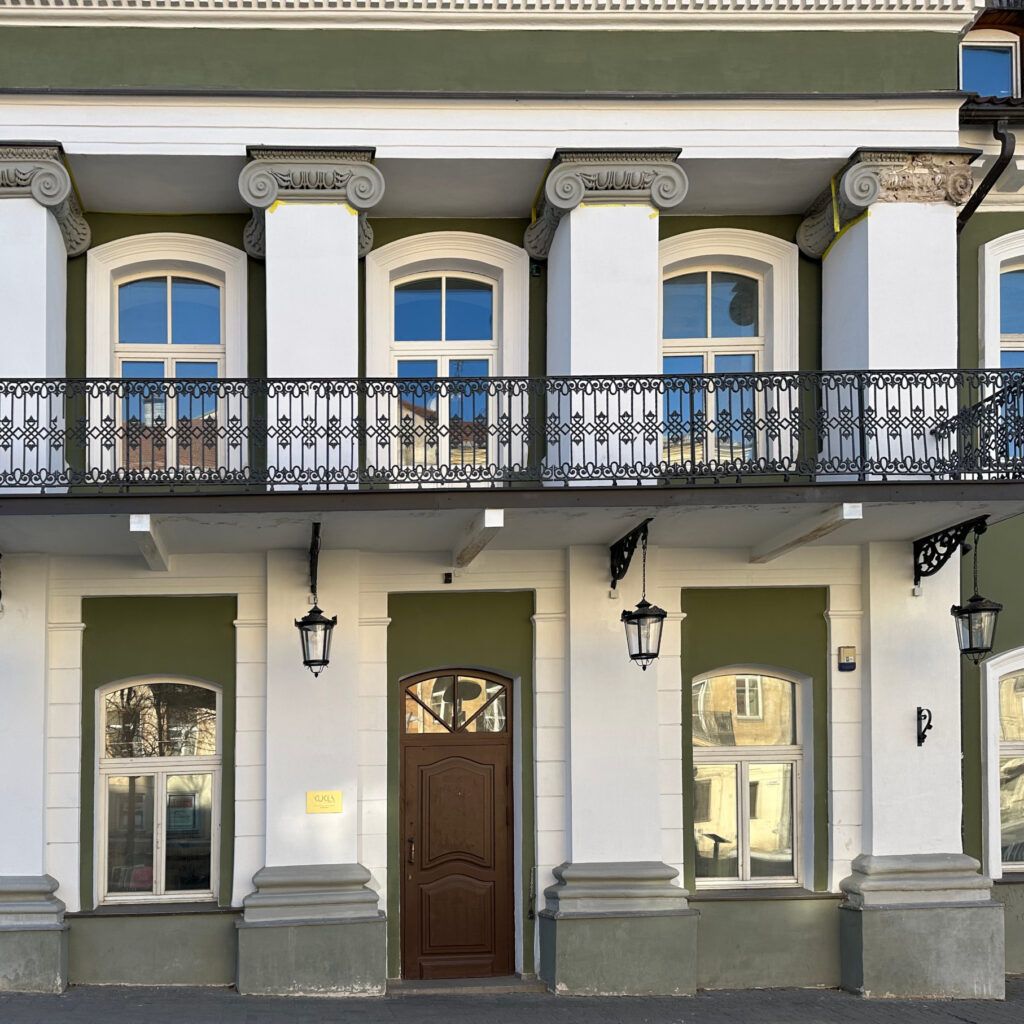 G02 Mars Pendelleuchten an der Fassade eines litauischen Gebäudes