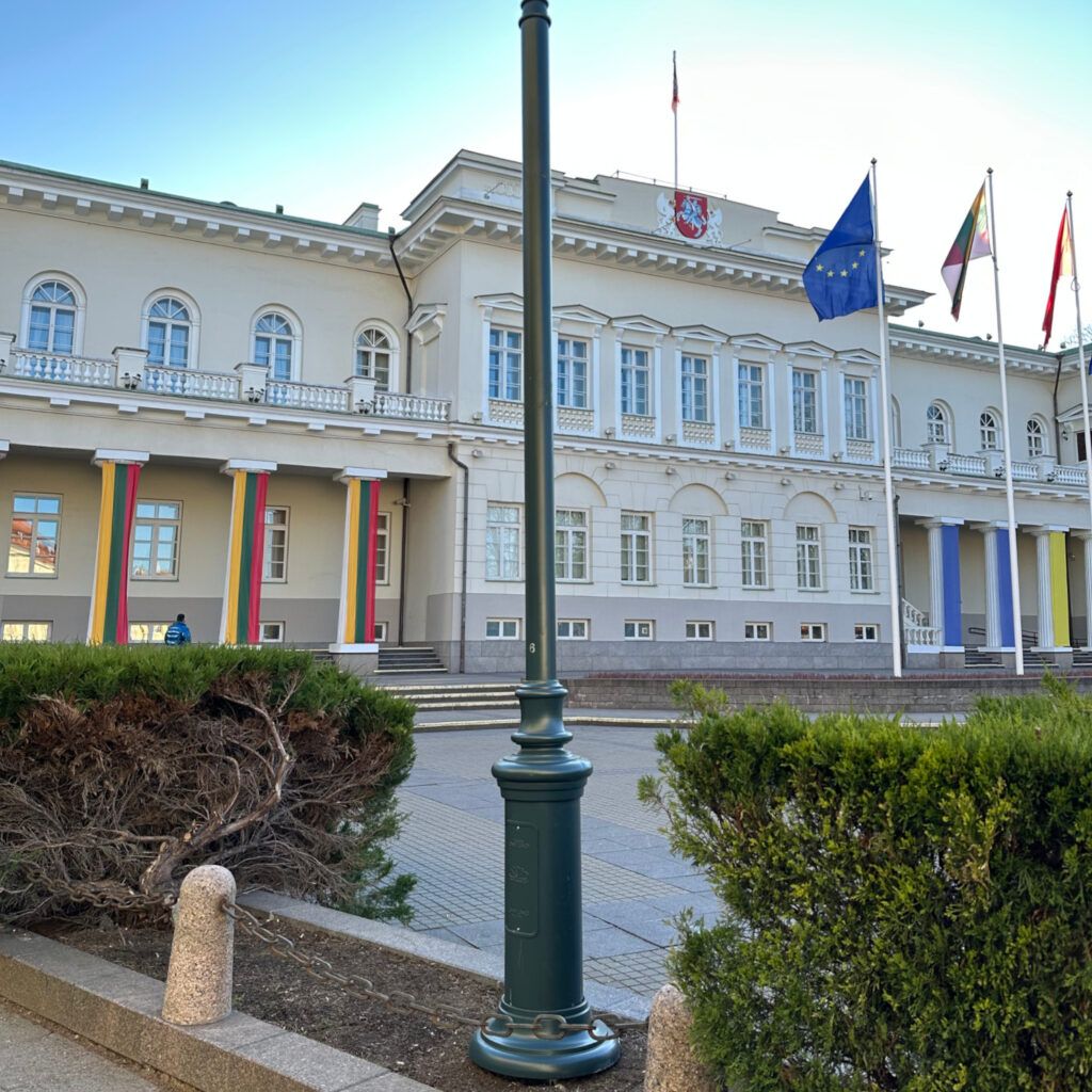 Litauen, Laternenpfahl, neben einem öffentlichen Gebäude